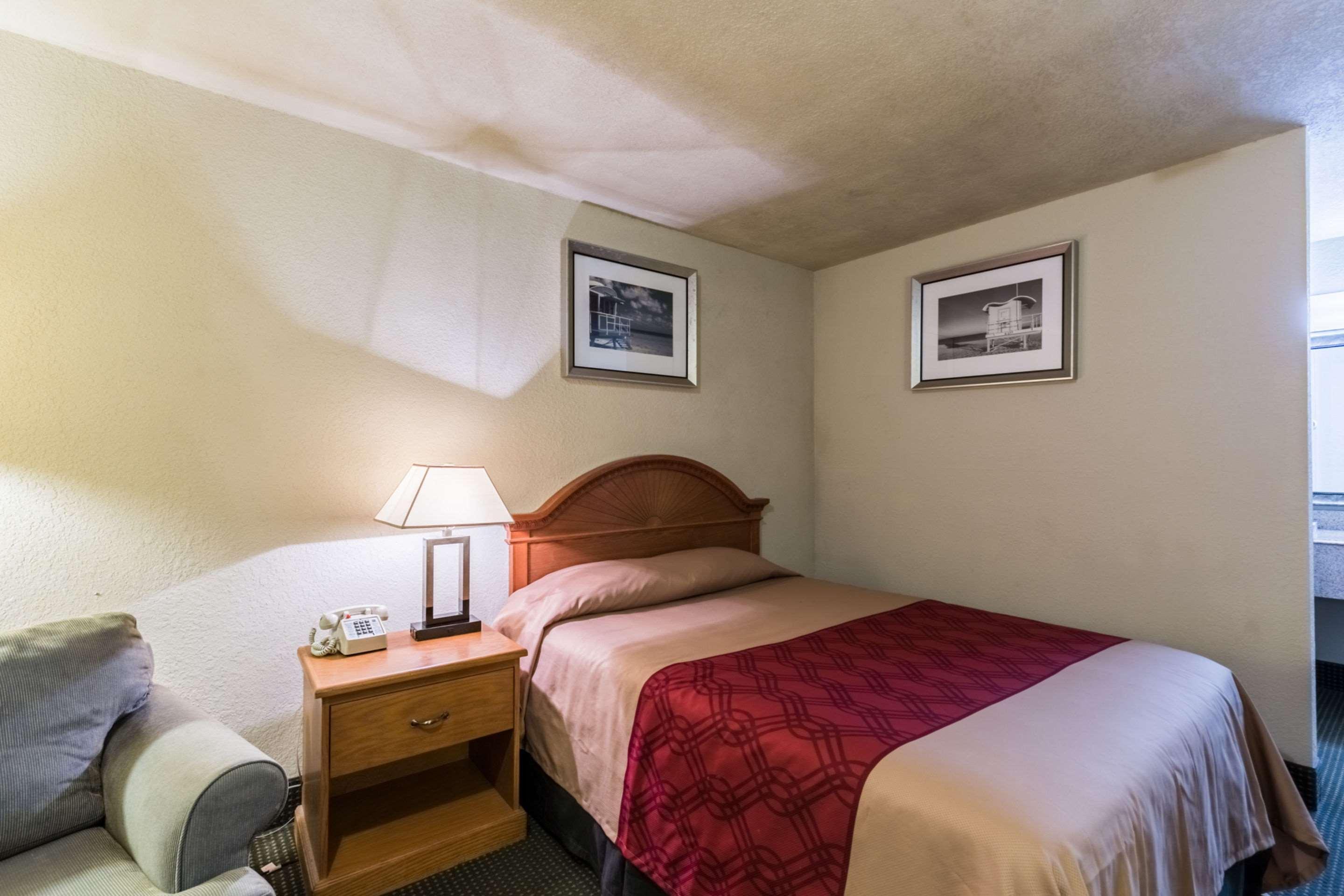 Econo Lodge Бейтаун Екстериор снимка