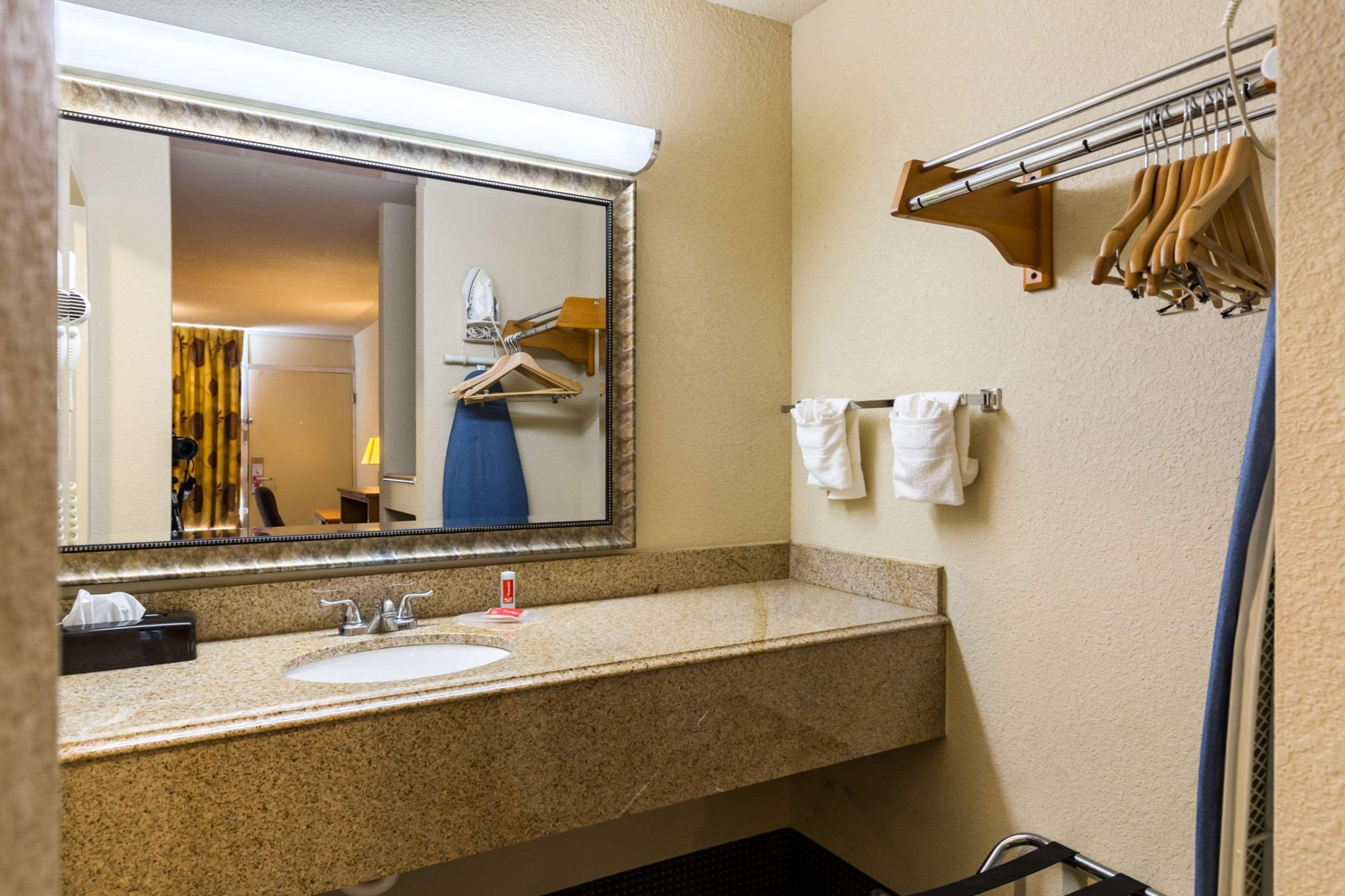Econo Lodge Бейтаун Екстериор снимка